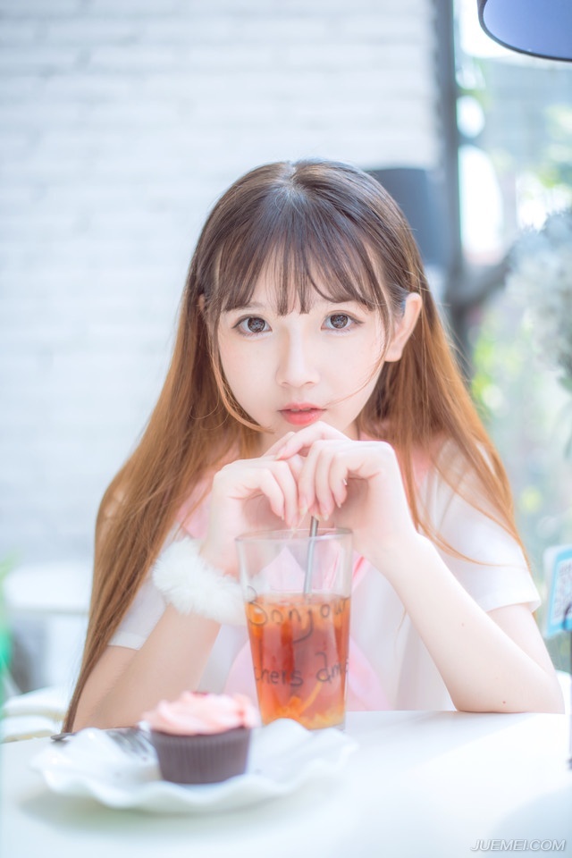 在这城市里，我相信一定会有那麽一个人，想着同样的事情，怀着相似的频率，在某站寂寞的出口，安排好了与我相遇。